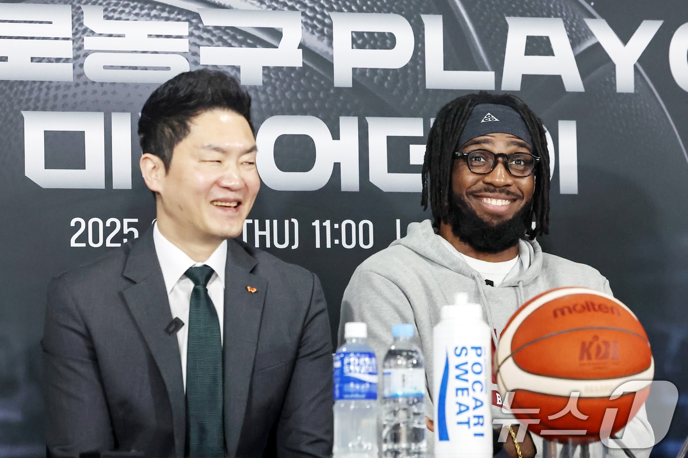 서울 SK 자밀 워니가 10일 오전 서울 강남구 KBL센터에서 열린 '2024-2025 KCC 프로농구 플레이오프 미디어데이'에서 은퇴 시기와 관련한 사회자의 질문에 미소로 답하고 있다. 2025.4.10/뉴스1 ⓒ News1 민경석 기자