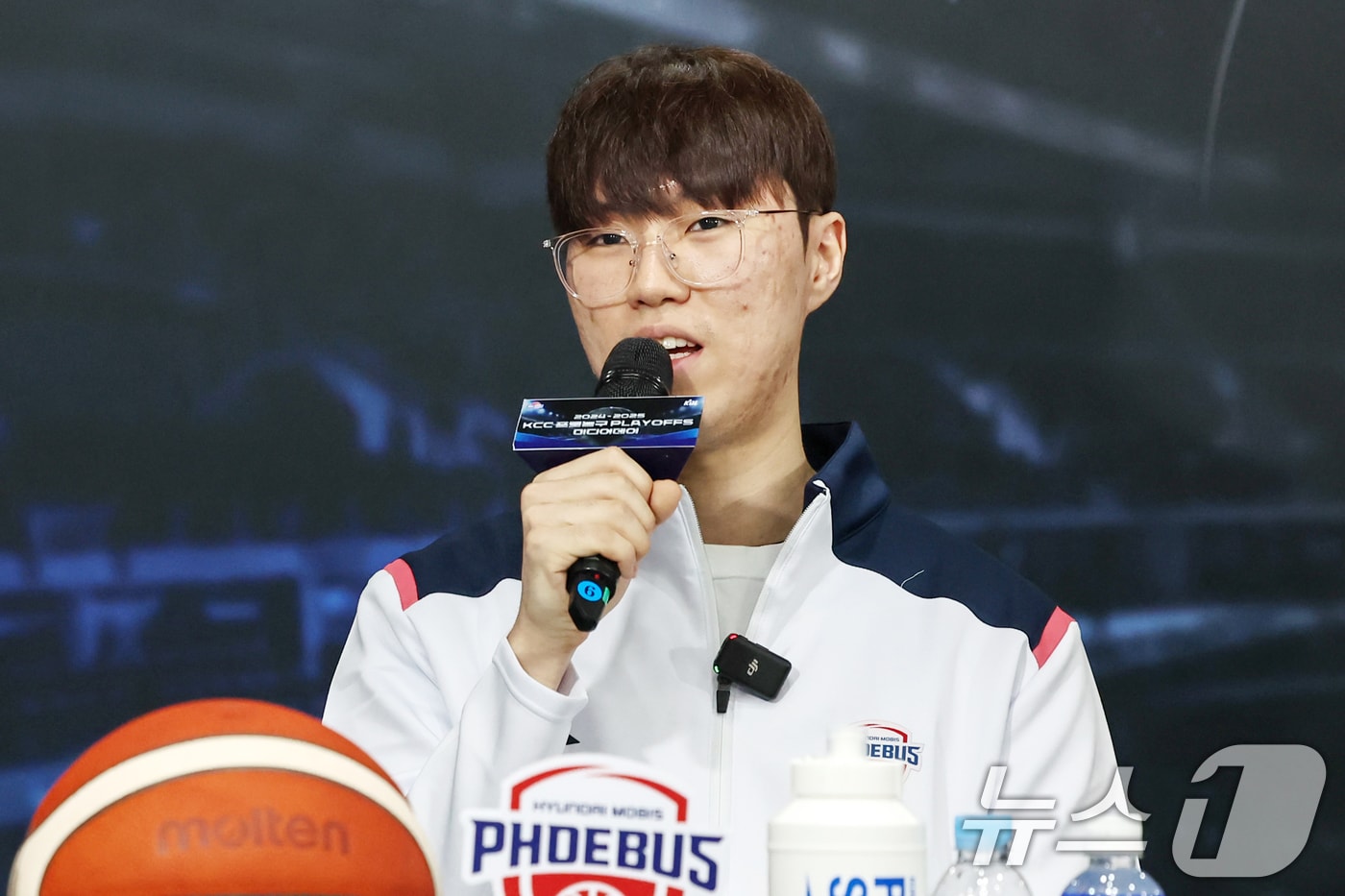 울산 현대모비스 이우석이 10일 오전 서울 강남구 KBL센터에서 열린 '2024-2025 KCC 프로농구 플레이오프 미디어데이'에서 각오를 밝히고 있다. 2025.4.10/뉴스1 ⓒ News1 민경석 기자