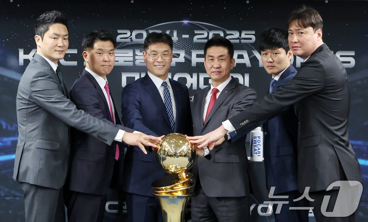 10일 오전 서울 강남구 KBL센터에서 열린 '2024-2025 KCC 프로농구 플레이오프 미디어데이'에서 이번 플레이오프에 진출한 팀 감독들이 기념촬영을 하고 있다. 왼쪽부터 전희철 서울 SK 감독, 조상현 창원 LG 감독, 조동현 울산 현대모비스 감독, 김상식 안양 정관장 감독, 강혁 대구 한국가스공사 감독, 송영진 수원 KT 감독. 2025.4.10/뉴스1 ⓒ News1 민경석 기자