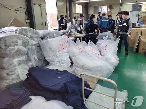  짝퉁 의류 제작 공장을 수색하는 경찰(양주경찰서 제공, 재판매 및 DB 금지)/뉴스1