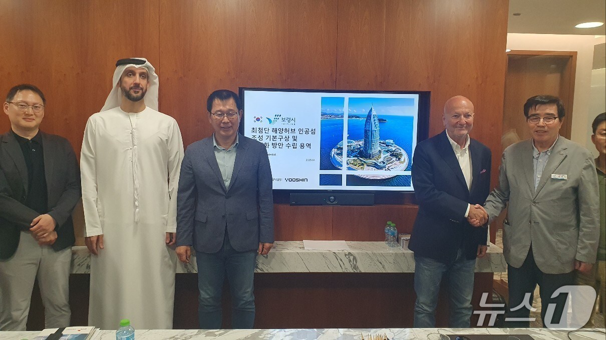 김동일 보령시장이 아랍에미리트에서 해양허브 인공섬 조성을 위한 현장 방문 모습.(보령시 제공, 재판매 및 DB금지)/뉴스1