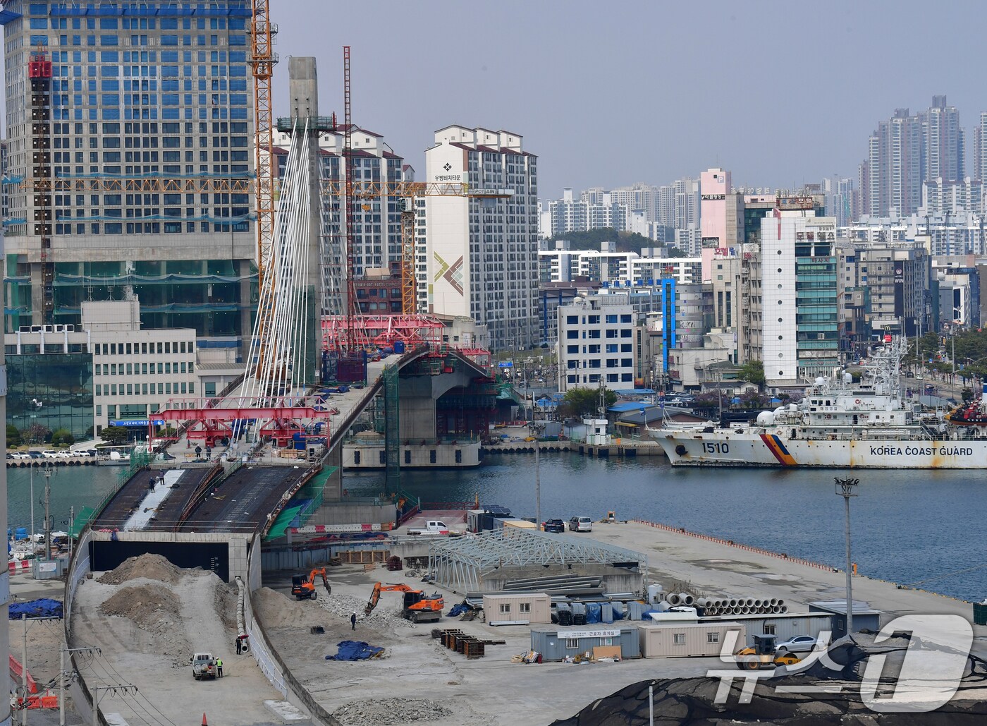 포항시 남구 송도동과 북구 항구동을 잇는 길이 395m의 4차로 해상교량인 동빈대교(가칭)가 72% 공정률을 나타내며 순조롭게 진행 중이다. 동빈대교는 올해 말 개통 예정이다.2025.4.10/뉴스1 ⓒ News1 최창호 기자