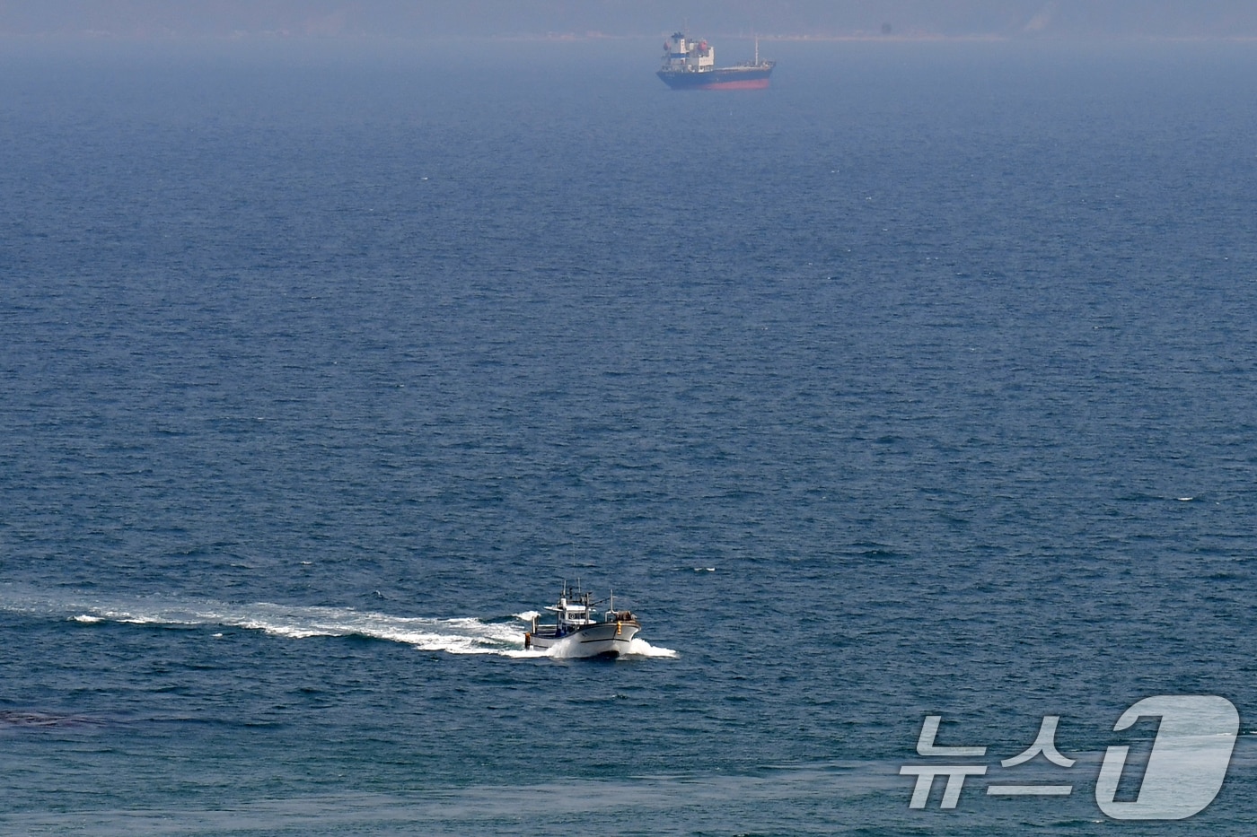 10일 오후 경북 포항시 북구 송도해수욕장 앞바다에서 조업을 마친 어선이 항구로 향하고 있다. 2025.4.10/뉴스1 ⓒ News1 최창호 기자