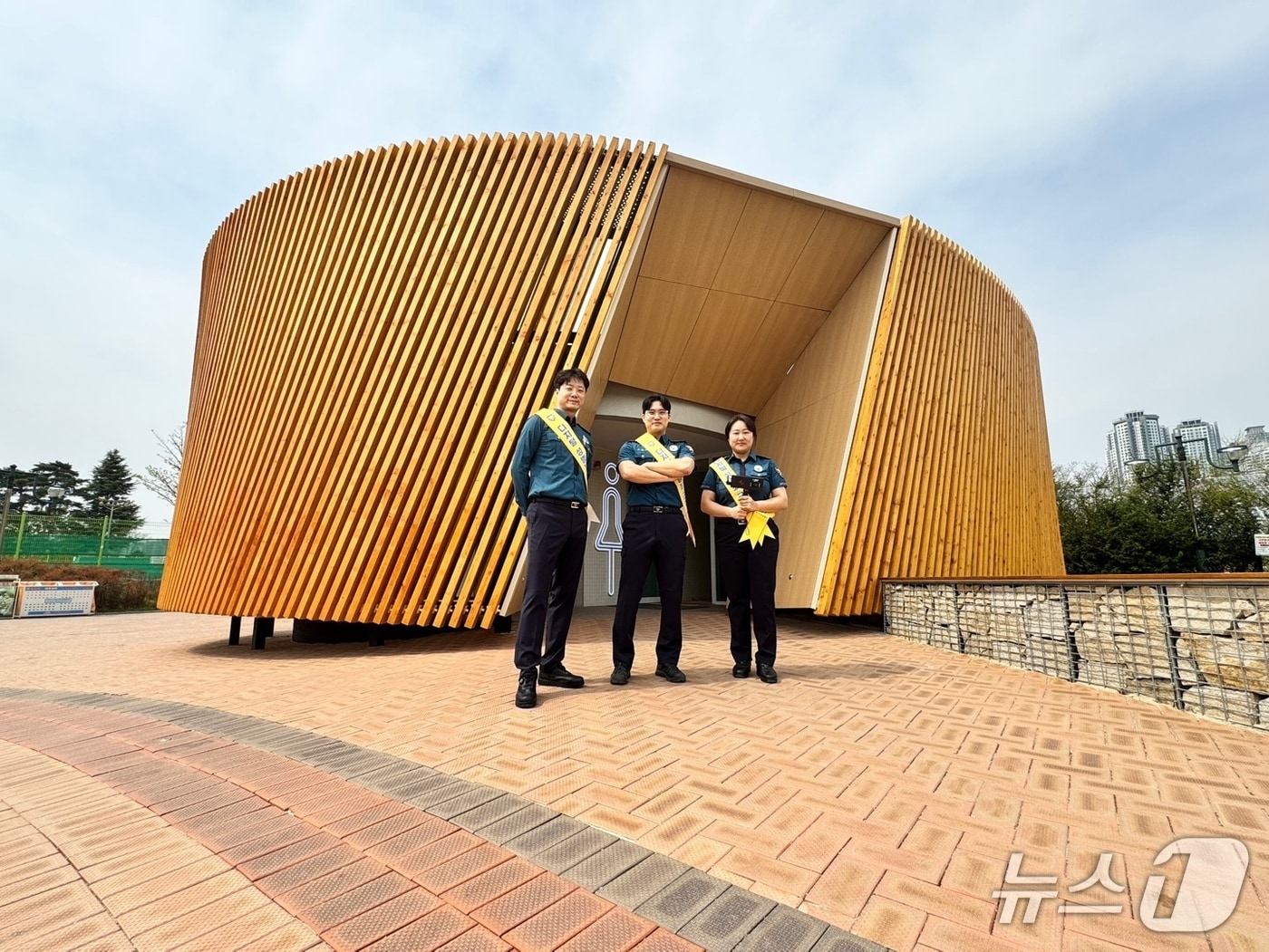 경찰이 대구 수성못 공중화장실에 불법 촬영 카메라 설치 여부를 점검하고 불법 촬영 근절 등 범죄 예방 활동을 벌였다.(대구 수성경찰서 제공, 재판매 및 DB 금지)