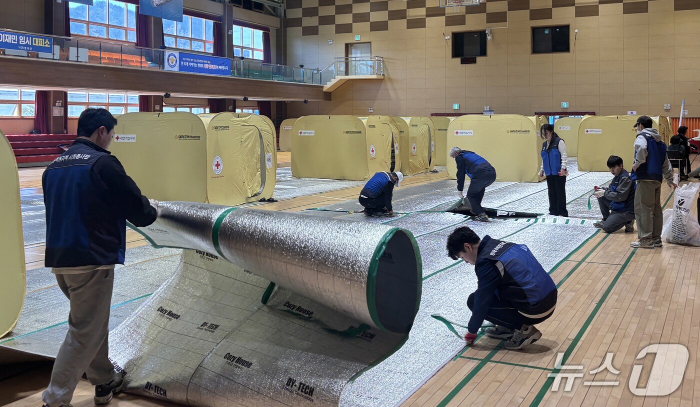 한울원전 이세용 본부장과 임직원들이 10일 산불 피해를 입은 영덕군을 찾아 피해 복구 작업에 힘을 보탰다. (한울본부 제공,  제판매 및 DB 금지) 2025.4.10/뉴스1 