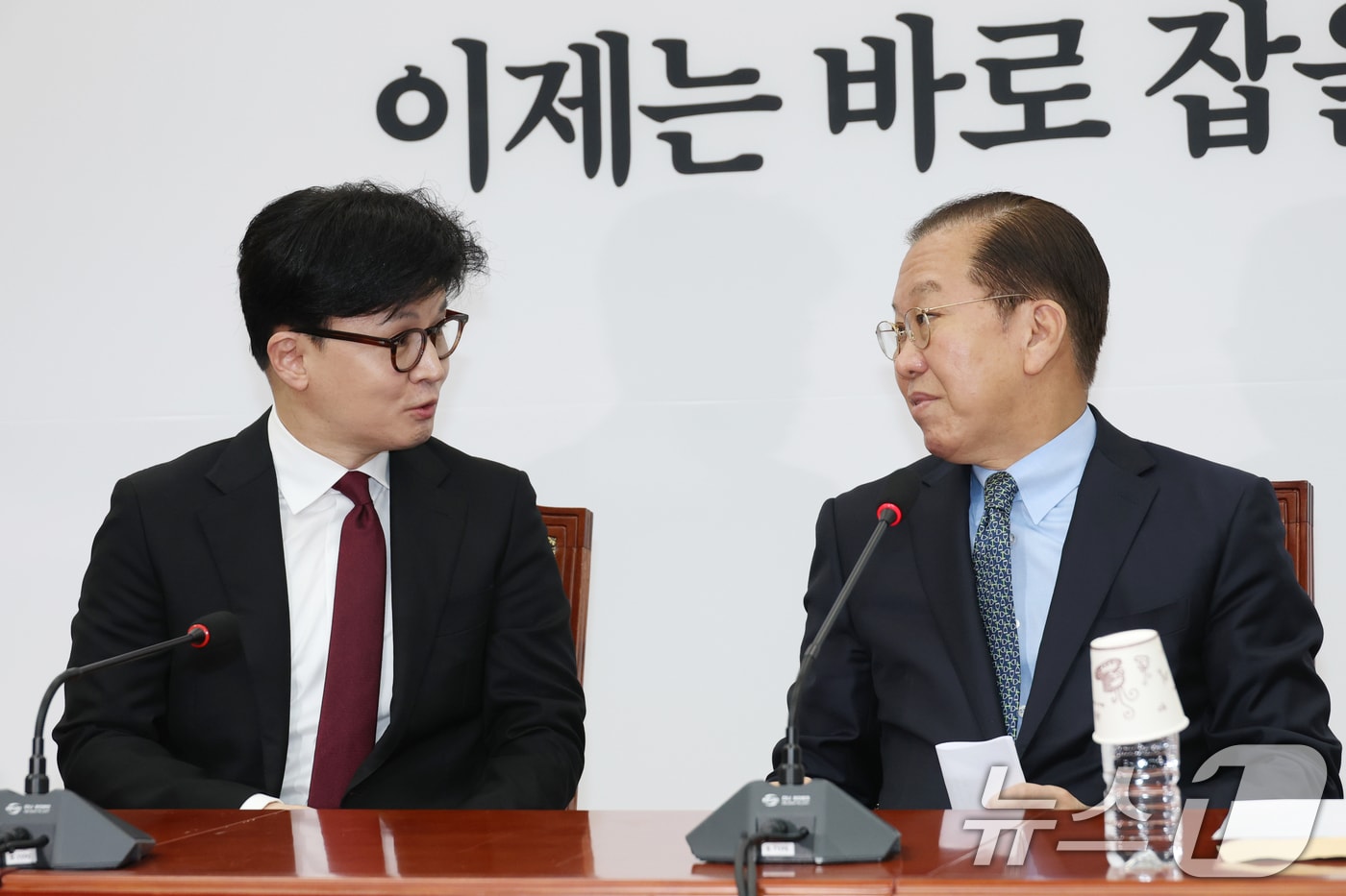 지난 4월 10일 권영세 국민의힘 비상대책위원장이 서울 여의도 국회에서 한동훈 전 대표와 대화하고 있는 모습. 2025.4.10/뉴스1 ⓒ News1 이광호 기자