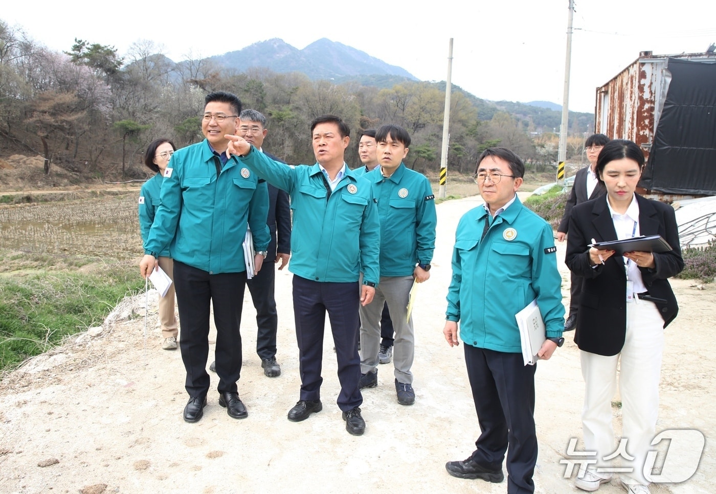 정읍시가 시민들의 건강과 복지, 여가생활을 위한 주요 현안사업 현장을 직접 챙기며 사업 추진에 속도를 높이고 있다. 이학수 시장(가운데)이 반려동물 놀이동산 조성 부지를 방문하고 이용관 농업기술센터 소장(오른쪽)으로부터 보고를 받고 있다.(정읍시 제공. 재판매 및 DB금지)