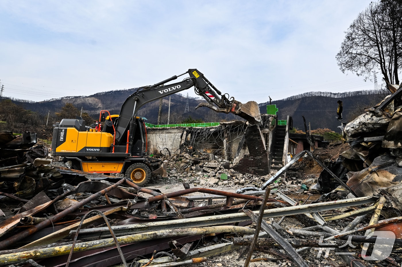9일 대형산불피해지역인 경북 영덕군에서 피해 주택 철거작업이 진행되고 있다. (영덕군제공, 제판매 및 DB 금지)