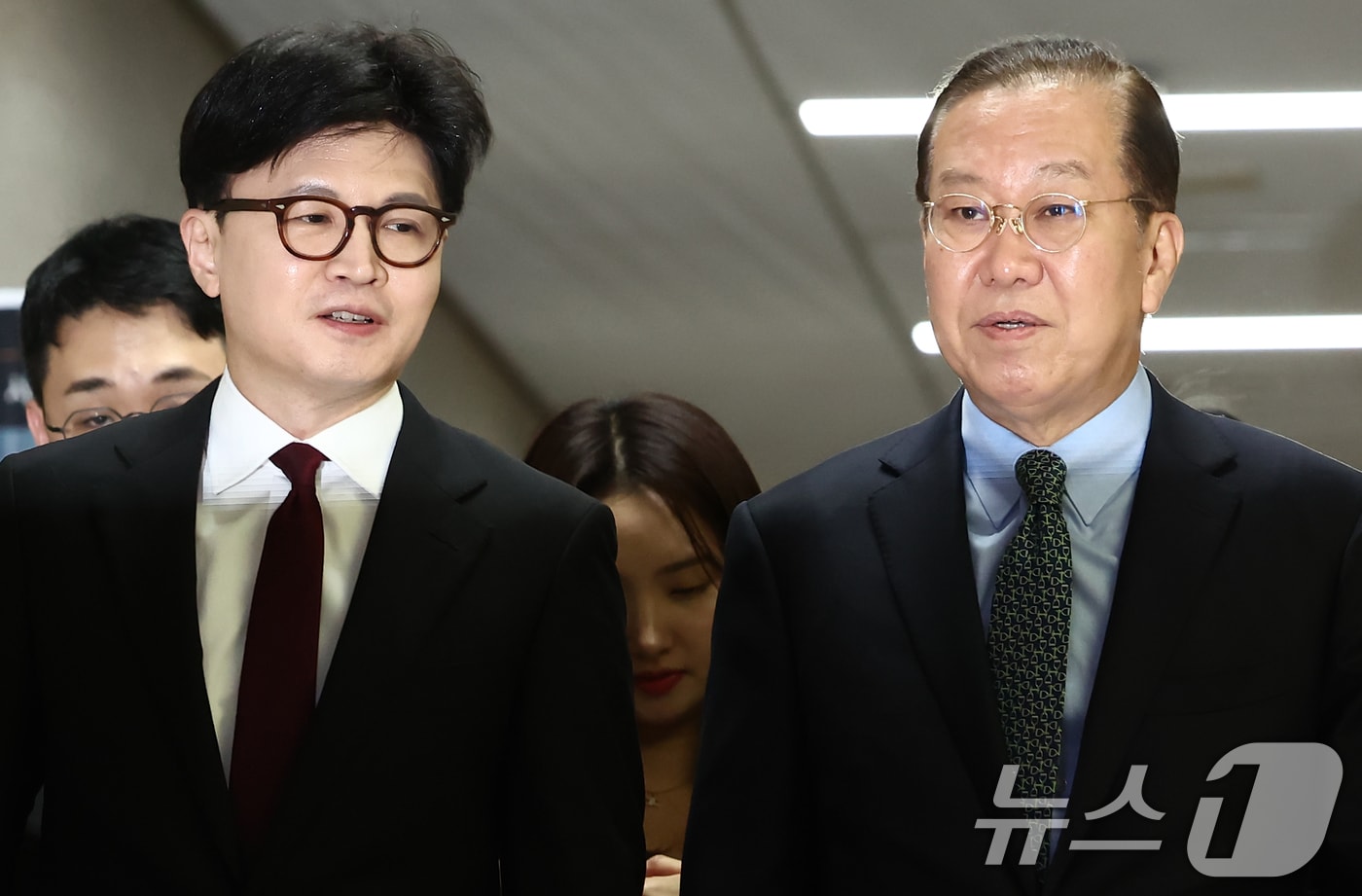 지난 4월 10일 한동훈 전 국민의힘 대표가  권영세 비상대책위원장에게 대선 후보 경선에 나선다는  뜻을 전하기 위해 함께 이동하고 있다.  2025.4.10/뉴스1 ⓒ News1 김민지 기자