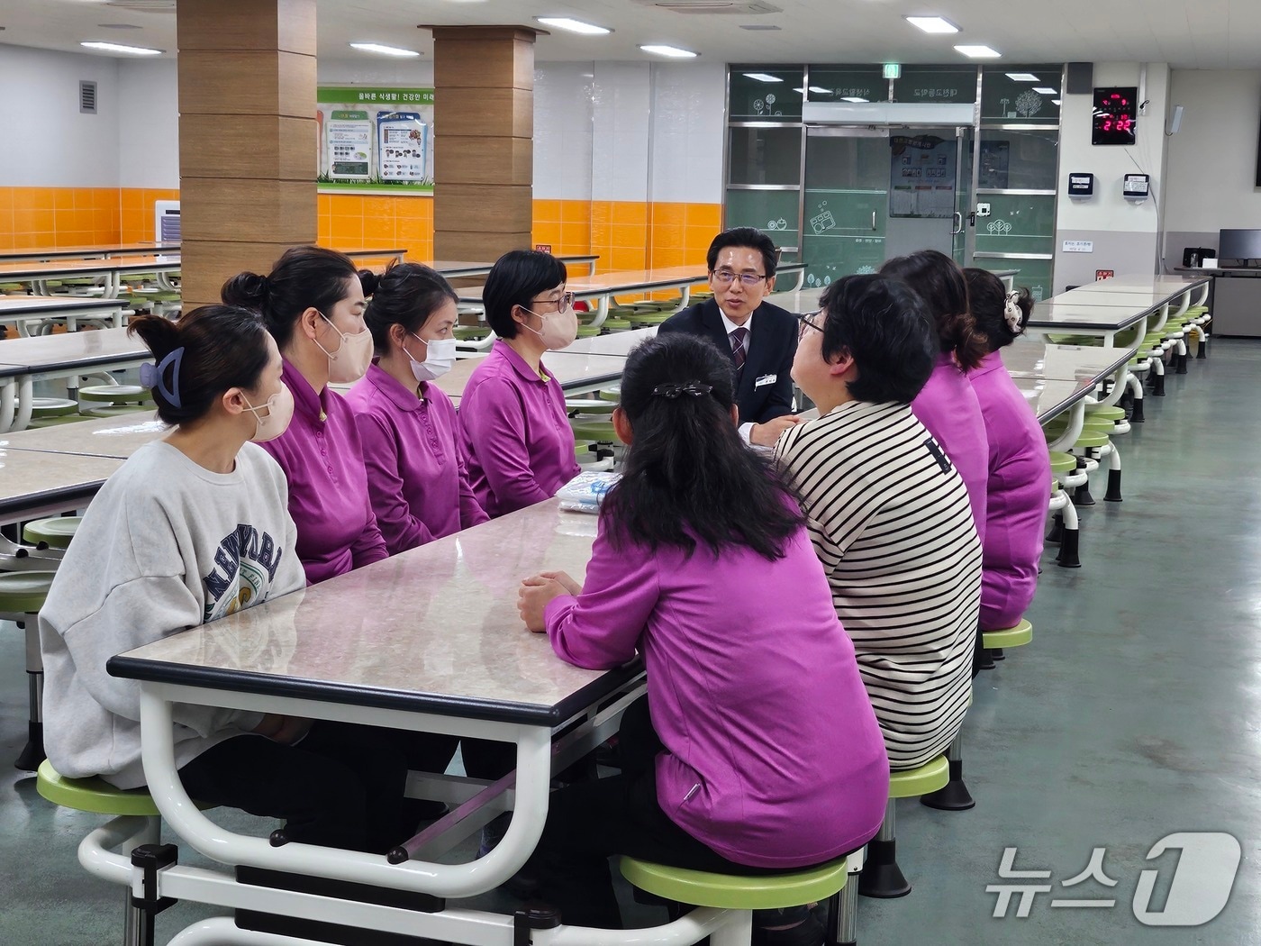 한태희 교육장이 학교급식 종사자와 간담회를 하고 있다. (보령교육지원청 제공, 재판매 및 DB금지)/뉴스1