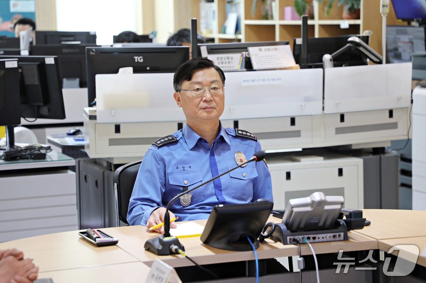 옥창묵 신임 창원해양경찰서장이 10일 상황실에서 업무 현황을 청취하고 있다.(창원해경 제공. 재판매 및 DB금지)