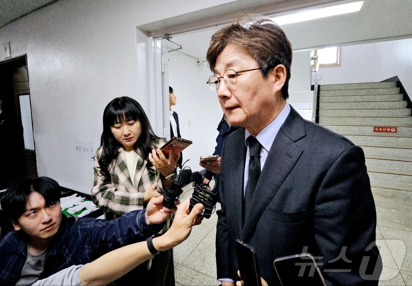 유승민 전 국민의힘 의원이 10일 오후 대구 동구청에서 기자들과 만나 질문에 답하고 있다. 2025.4.10/뉴스1 ⓒ News1 남승렬 기자