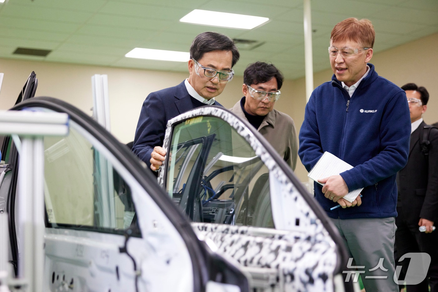 김동연 경기도지사가 미국 미시간주 현지시각 9일 오후 한국 자동자 부품기업 광진아메리카를 방문해 현장 점검을 하고 있다.(경기도 제공, 재판매 및 DB 금지)