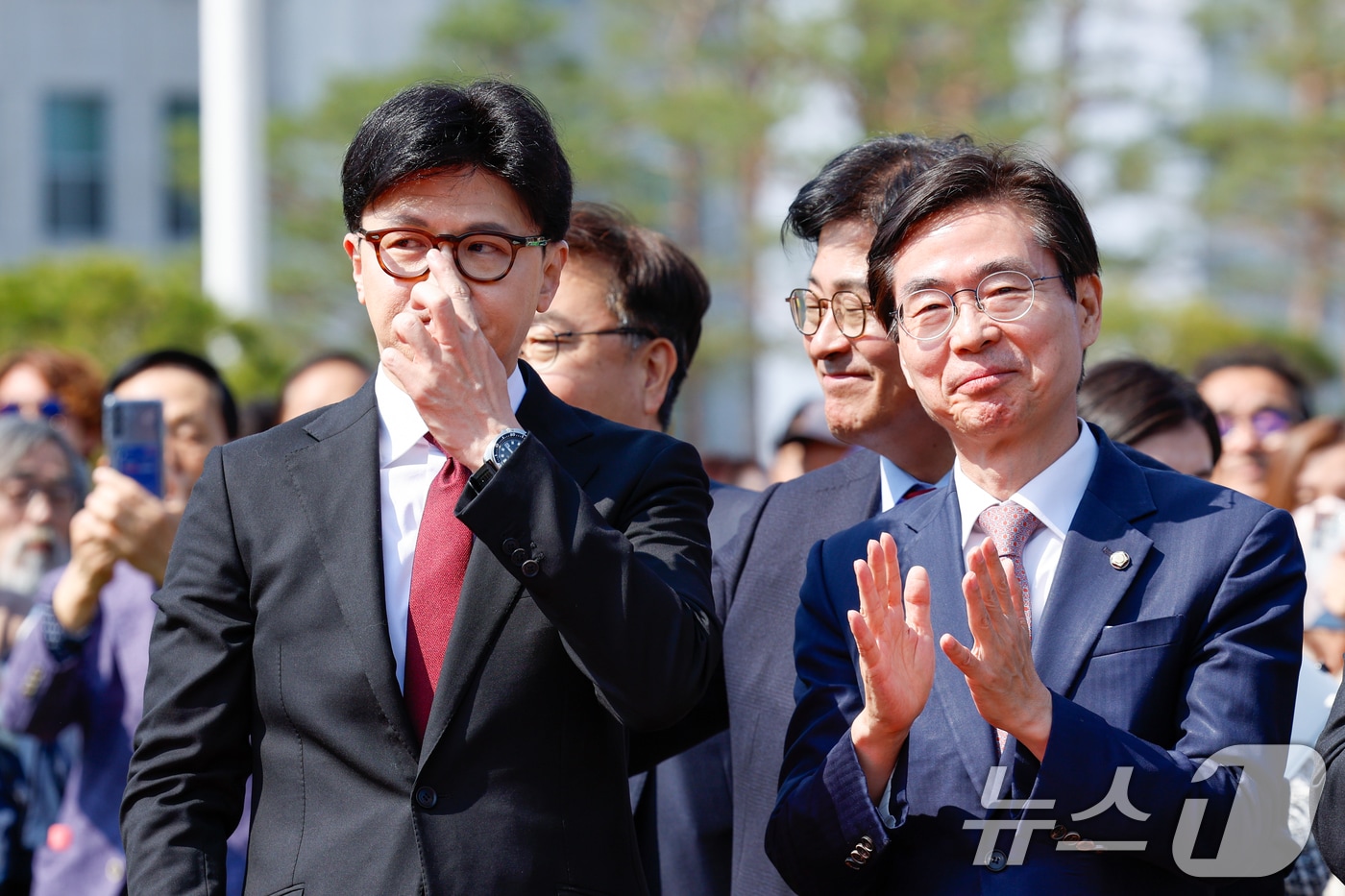한동훈 국민의힘 전 대표가 지난 4월 10일 오후 서울 여의도 국회 분수대 앞에서 제21대 대통령 선거 출마를 선언한 뒤 안경을 고쳐쓰고 있다. 오른쪽은 조경태 의원. 2025.4.10/뉴스1 ⓒ News1 안은나 기자