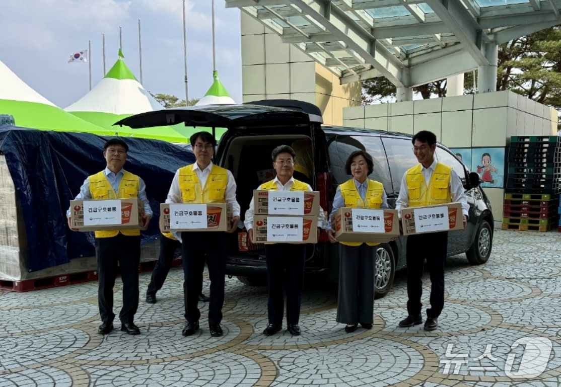 한경선 대구지방국세청장(가운데)과 박윤경 대구상공회의소 회장(오른쪽 두번째)이 경북 안동체육관을 방문해 산불 피해 이재민들을 위한 구호 물품을 전달하고 있다.(대구지방국세청 제공. 재판매 및 DB 금지)
