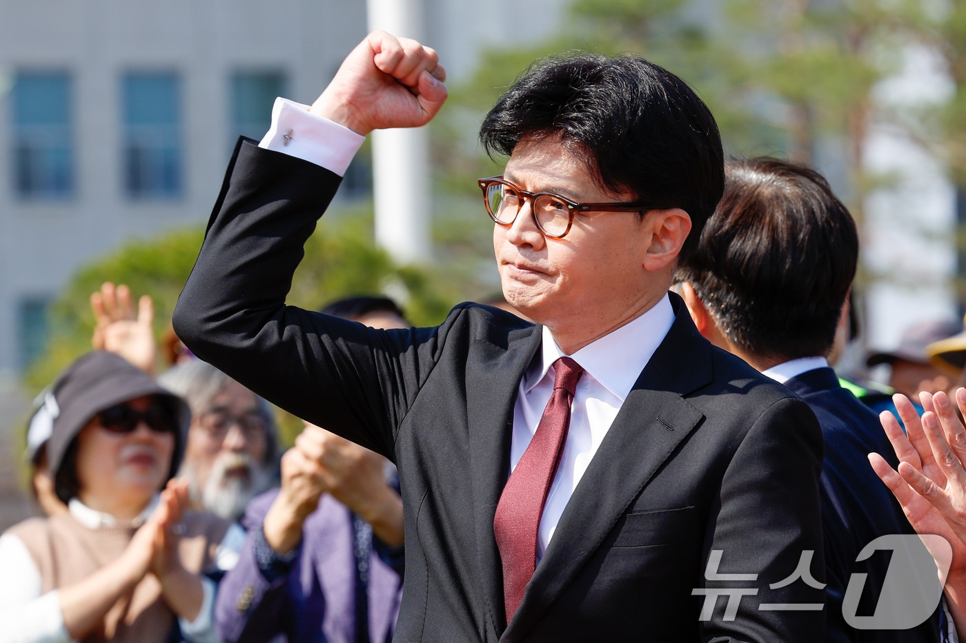 한동훈 국민의힘 전 대표가 10일 오후 서울 여의도 국회 분수대 앞에서 제21대 대통령 선거 출마를 선언한 뒤 인사하고 있다. 2025.4.10/뉴스1 ⓒ News1 안은나 기자