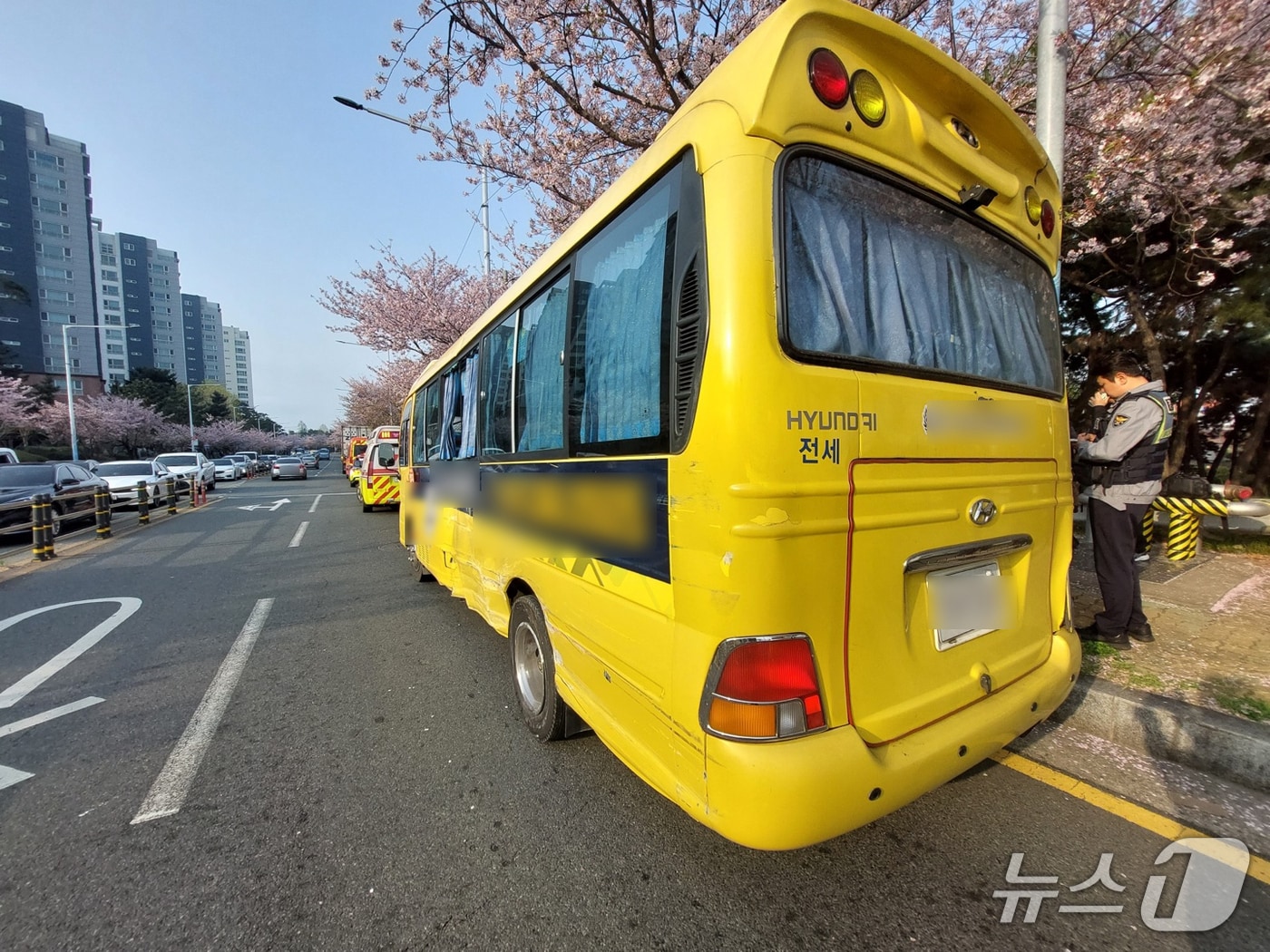 10일 오전 부산 강서구 신호대교 교통사고 현장.(부산 강서경찰서 제공. 재판매 및 DB 금지)