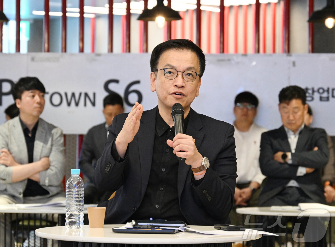 최상목 경제부총리 겸 기획재정부 장관이 4월 10일 오후 서울 강남구 역삼동 소재 팁스 타운(TIPS Town)을 방문, 청년 창업인 및 창업운영지원기관 관계자들과 가진 간담회에서 발언을 하고 있다. (기획재정부 제공. 재판매 및 DB 금지) 2025.4.10/뉴스1