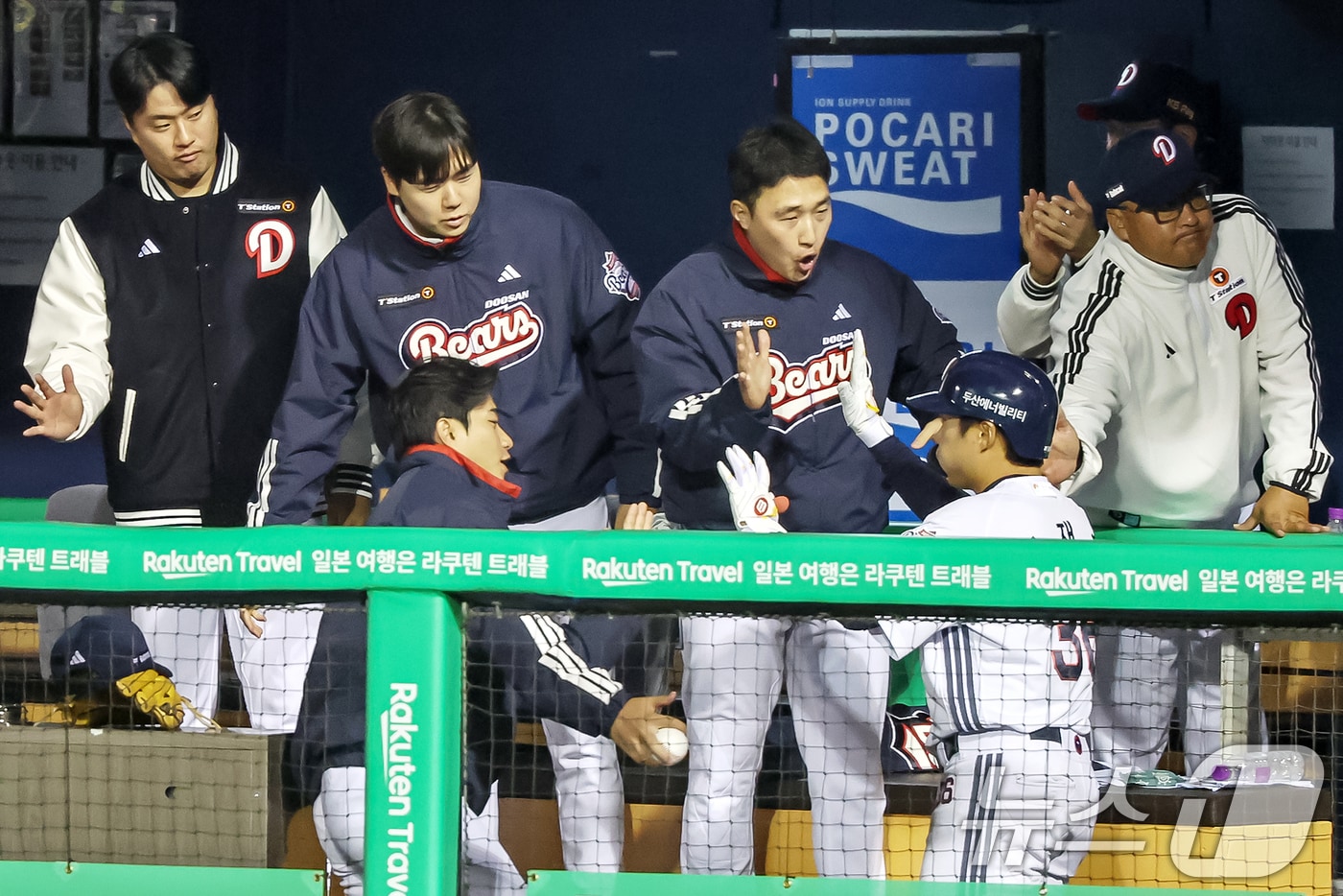 10일 오후 서울 송파구 잠실야구장에서 열린 '2025 신한 SOL뱅크 KBO 리그' 한화 이글스와 두산 베어스의 경기 8회말 무사 주자 1루 상황에서 두산 추재현이 투런홈런을 친 뒤 더그아웃으로 돌아와 기쁨을 나누고 있다. 2025.4.10/뉴스1 ⓒ News1 민경석 기자