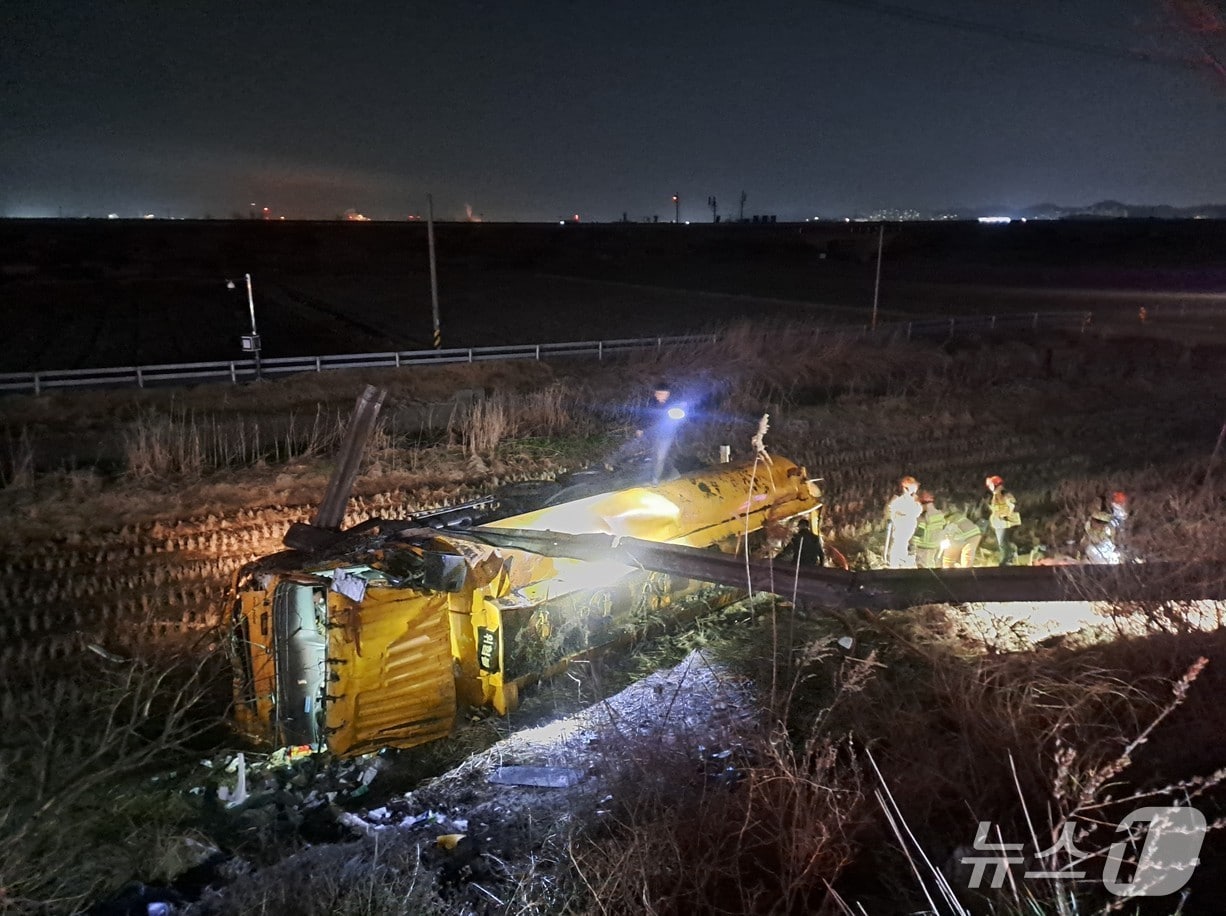 10일 오후 10시 59분께 전북자치도 군산시 개사동 한 도로에서 25톤 탱크로리가 가드레일을 들이받은 후 인근 논으로 전도됐다.(전북소방 제공. 재판매 및 D금지) 