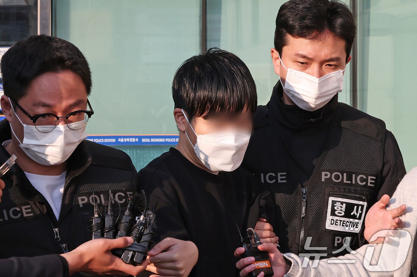 윤석열 대통령 파면 선고 날 경찰버스 유리창을 깬 30대 남성 이 모 씨가 11일 오전 서울 성북경찰서에서 검찰로 송치되고 있다. 이 씨는 지난 4일 오전 11시 40분쯤 서울 종로구 안국역 5번 출구 인근 수운회관 앞에서 곤봉으로 경찰버스 유리창을 깨부순 혐의를 받는다. 2025.4.11/뉴스1 ⓒ News1 장수영 기자