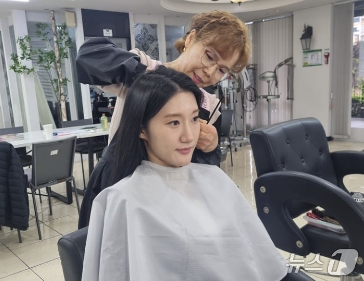 한 청년이 부천 실용전문학교에서 헤어·메이크업을 받고 있다. (부천시 제공) / 뉴스1