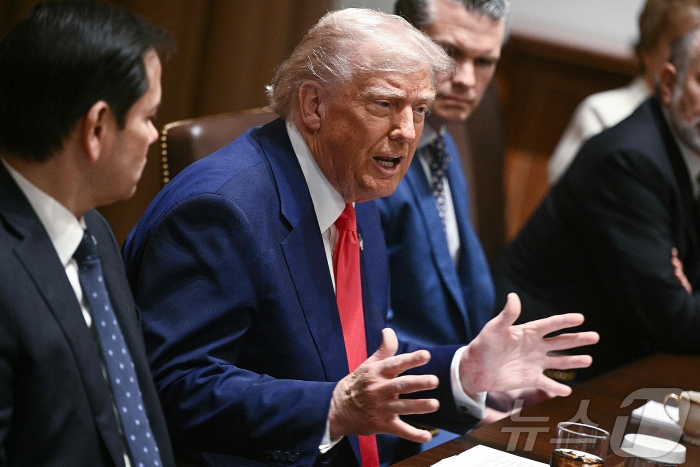 도널드 트럼프 미국 대통령이 10일(현지시간) 워싱턴 백악관에서 열린 각료회의서 “조선업을 매우 잘하는 국가로부터 최첨단 선박을 주문할 수 있을 것이다”고 밝히고 있다. 2025.04.11 ⓒ AFP=뉴스1 ⓒ News1 우동명 기자