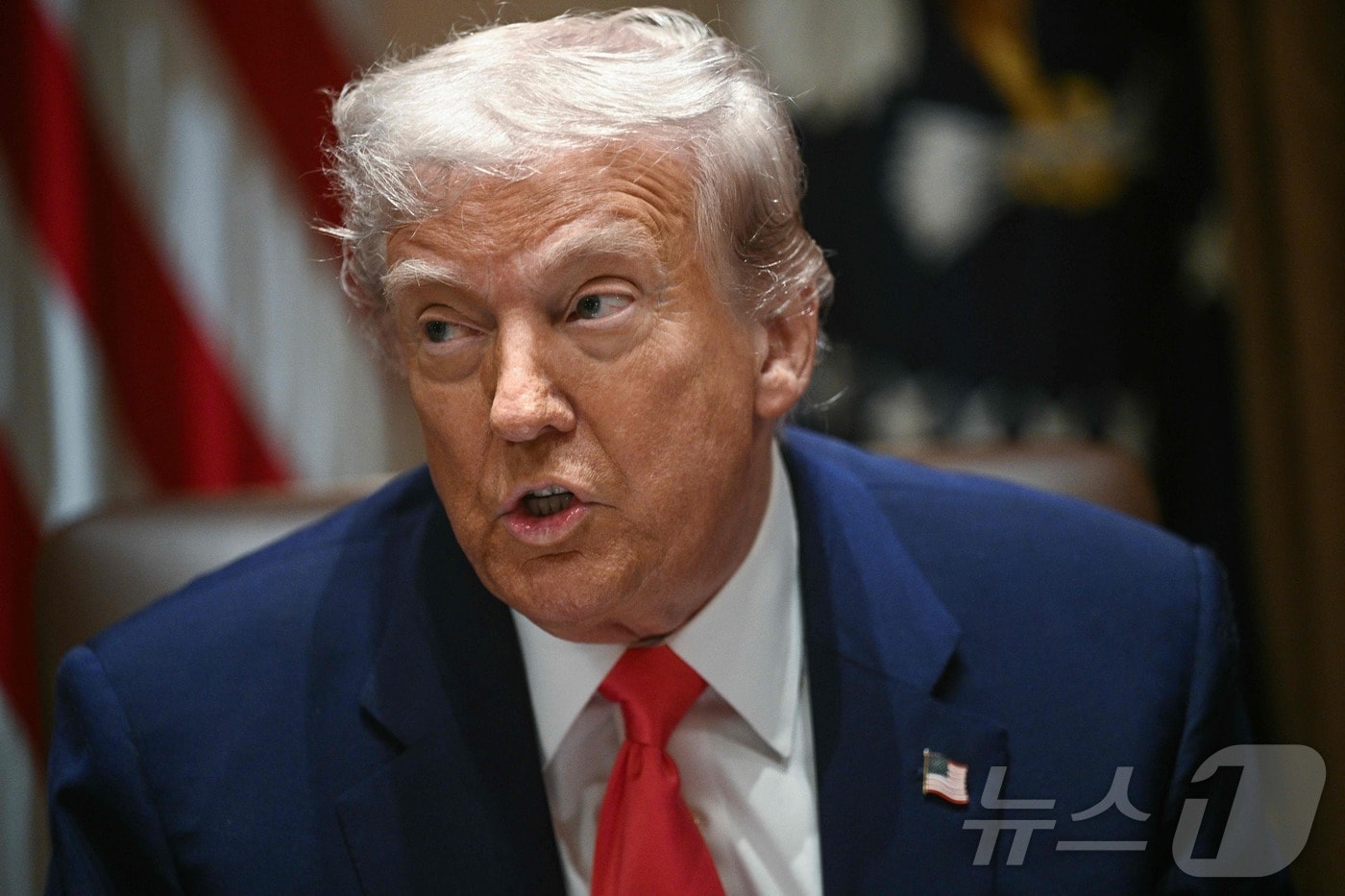 도널드 트럼프 미국 대통령이 10일(현지시간) 워싱턴 백악관에서 열린 각료회의서 “상호 관세의 유예 기간을 연장할지 여부는 그때 어떤 일이 일어날지 지켜봐야 한다”고 밝히고 있다. 2025.04.11 ⓒ AFP=뉴스1 ⓒ News1 우동명 기자
