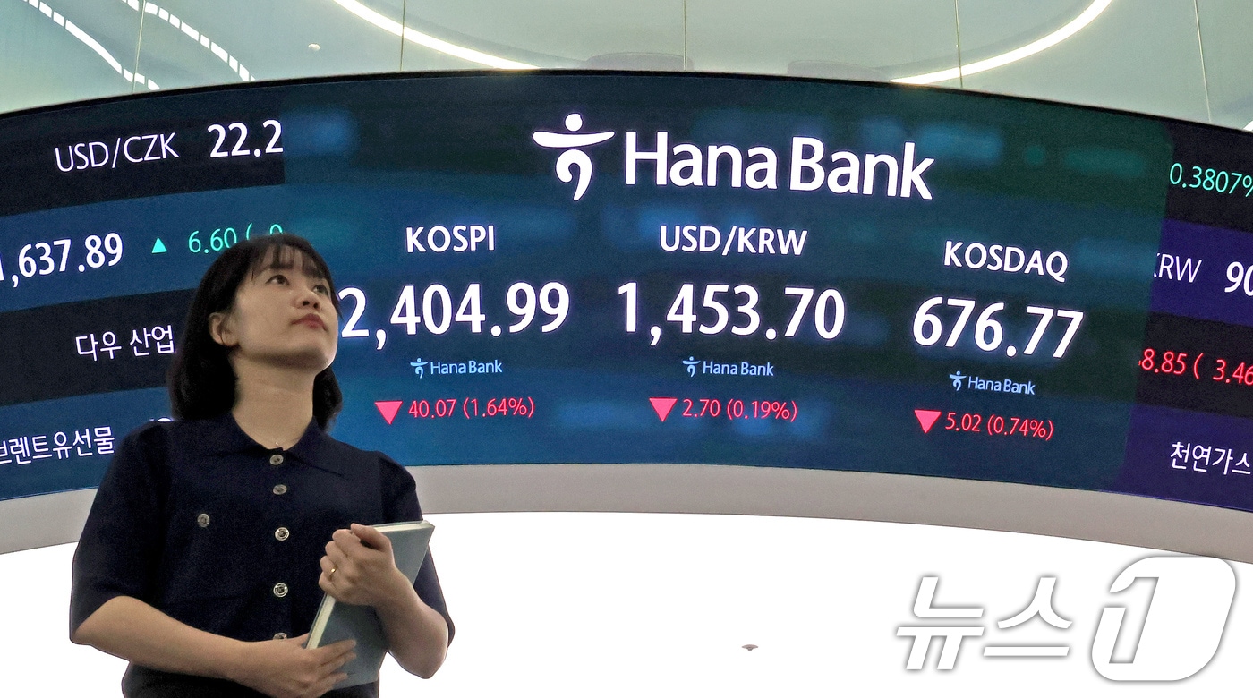 11일 오전 서울 중구 하나은행 본점 딜링룸 전광판에 코스피와 코스닥, 원달러 환율 현황이 표시되고 있다.  2025.4.11/뉴스1 ⓒ News1 장수영 기자