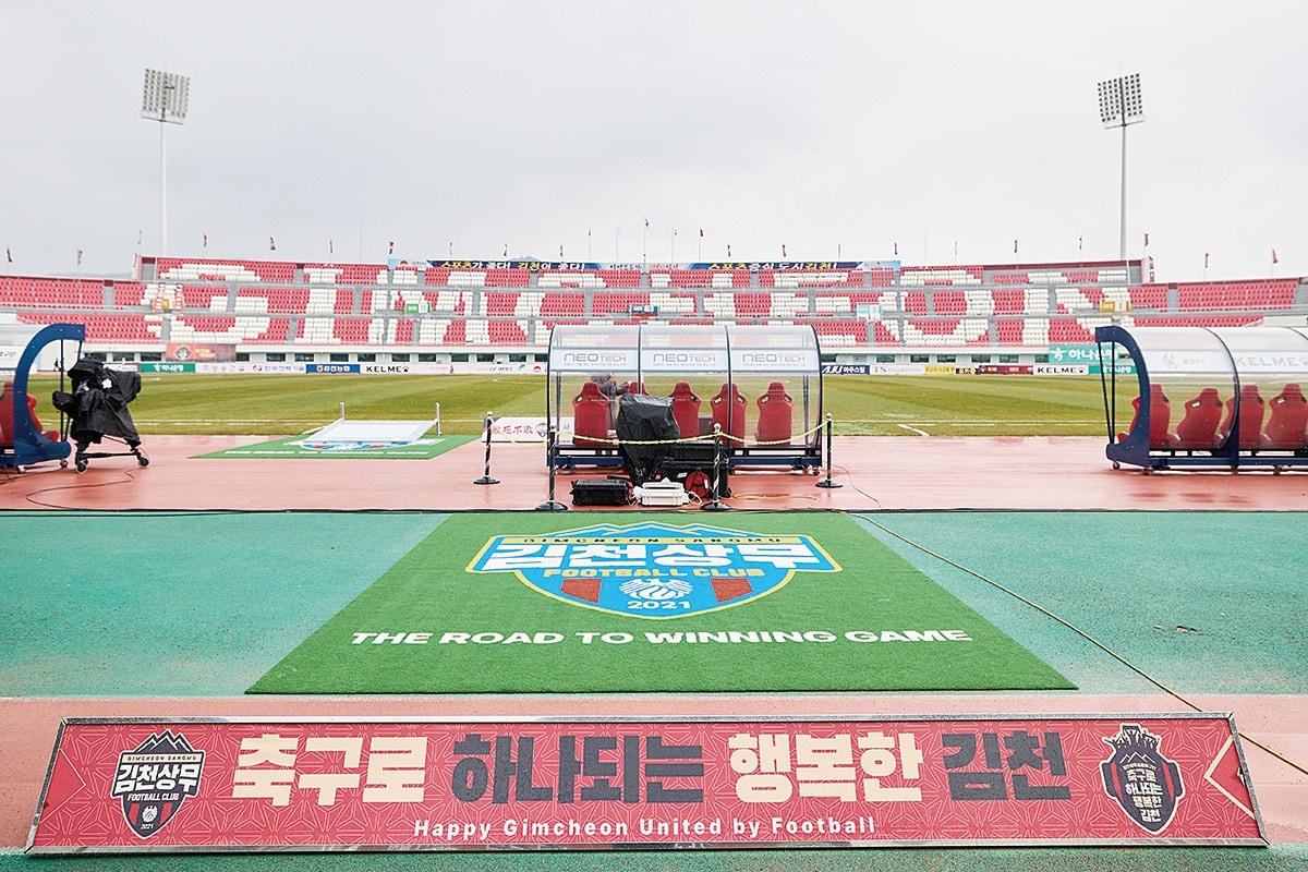 김천상무 축구단이 팬들과 함께 마련한 산불 피해 복구 성금을 기부했다. &#40;김천상무 제공&#41;