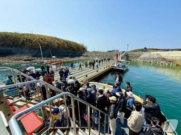 홍성 죽도를 방문하려는 관광객들이 배에 오르고 있다. (홍성군 제공. 재판매 및 DB금지)/뉴스1