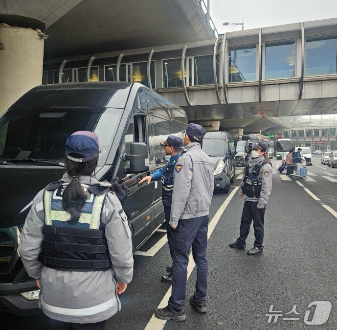 홍보 활동 진행하는 인천경찰.(인천경찰청 제공. 재배포 및 DB금지)2025.4.11/뉴스1