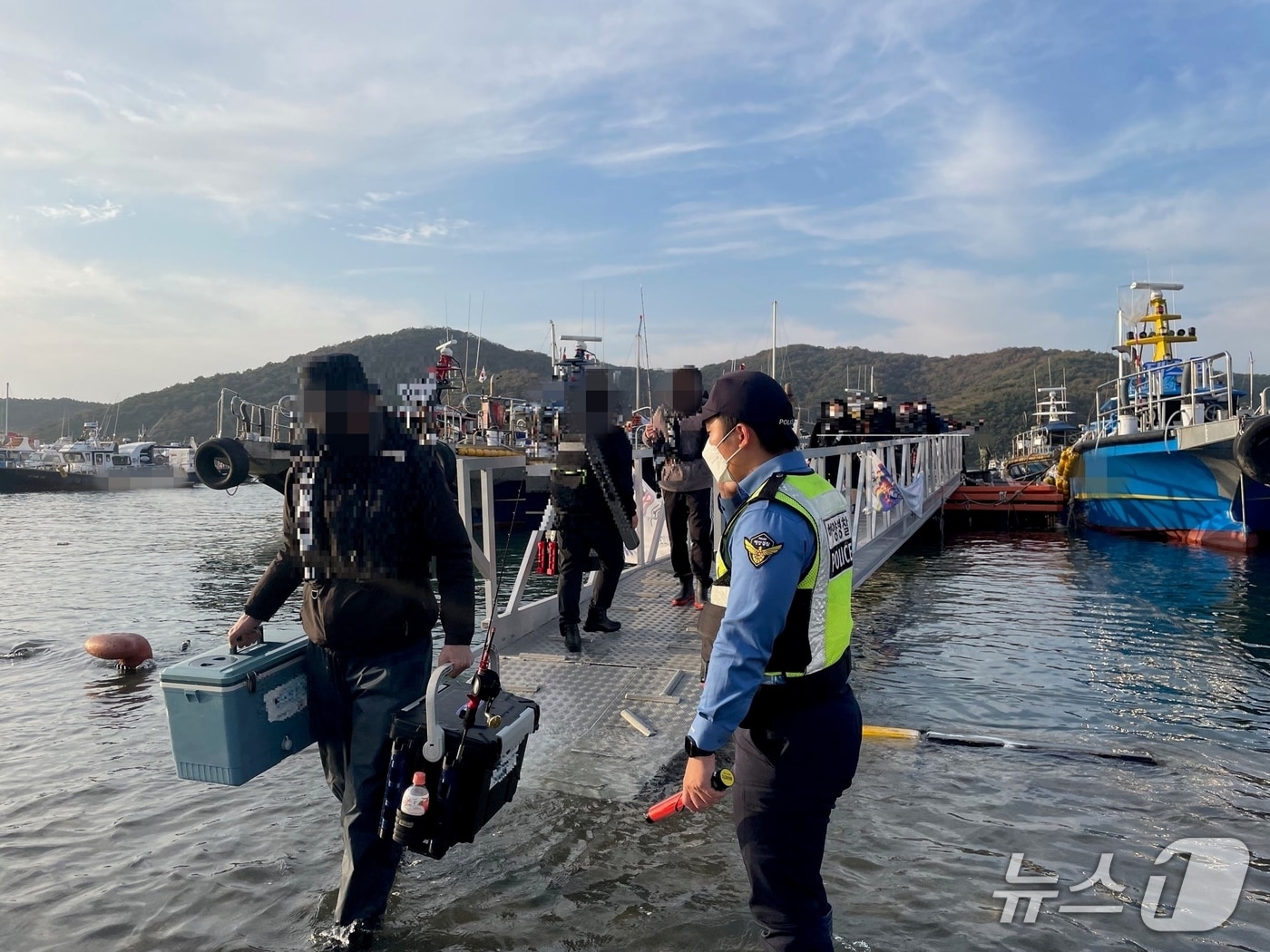 낚시객 안전 관리하는 보령해경. (보령해경 제공. 재판매 및 DB금지)/뉴스1