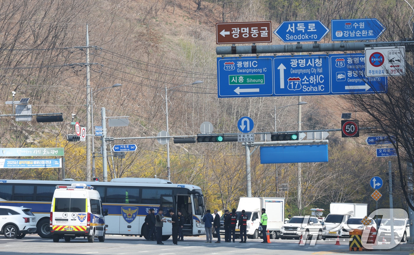 11일 오전 경기 광명시 일직동 신안산선 공사 현장 인근 오리로 양지사거리부터 안양 호현삼거리까지 오리로 1㎞ 구간이 통제되고 있다. 경찰과 소방 당국에 따르면 이날 0시 30분께 광명시 일직동 신안산선 환기구 공사 현장에서 붕괴 우려 신고가 접수됐다.  2025.4.11/뉴스1 ⓒ News1 김영운 기자