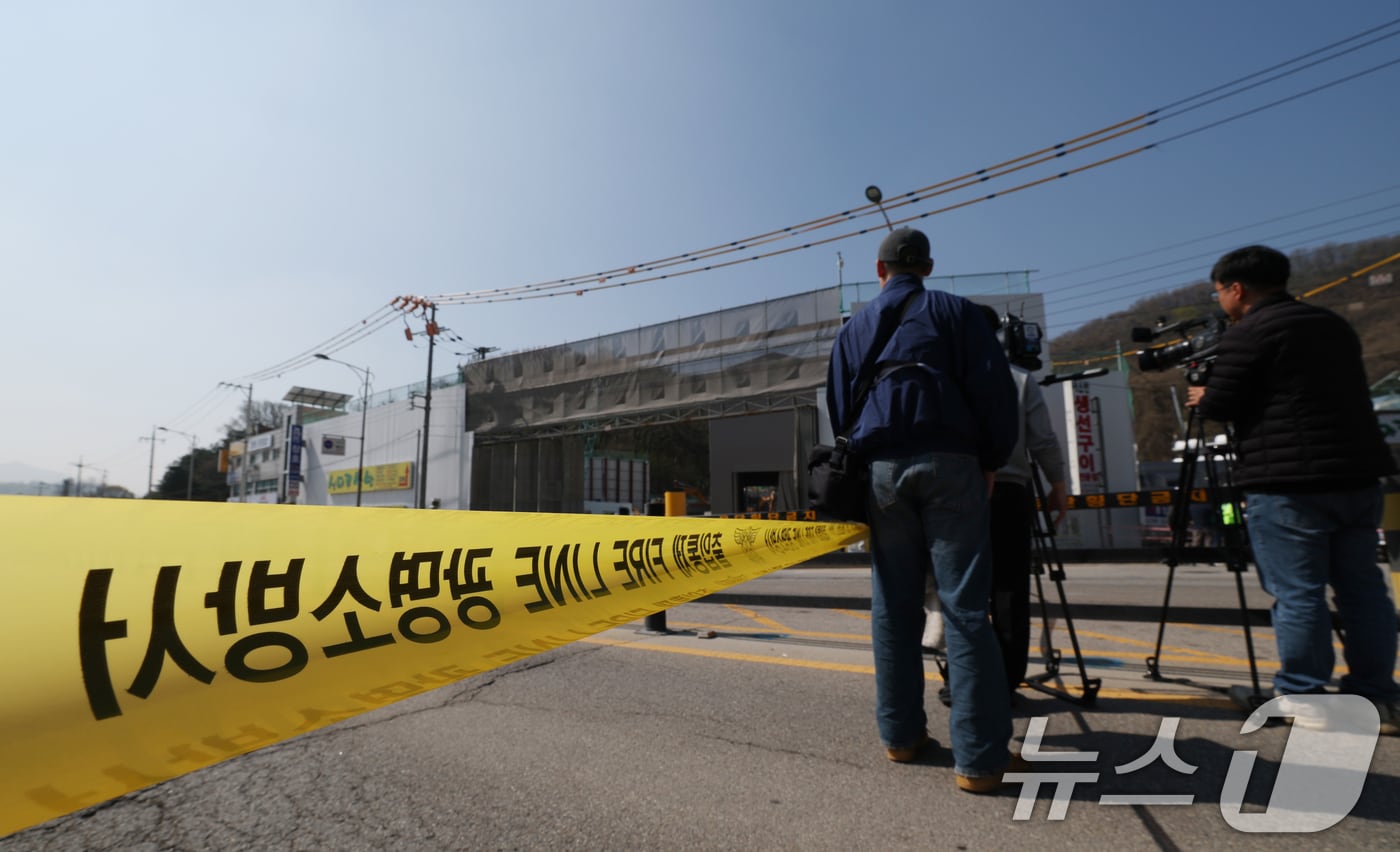 11일 오전 경기 광명시 일직동 신안산선 공사 현장 인근 오리로 양지사거리부터 안양 호현삼거리까지 오리로 1㎞ 구간이 통제되고 있다. 2025.4.11/뉴스1 ⓒ News1 김영운 기자