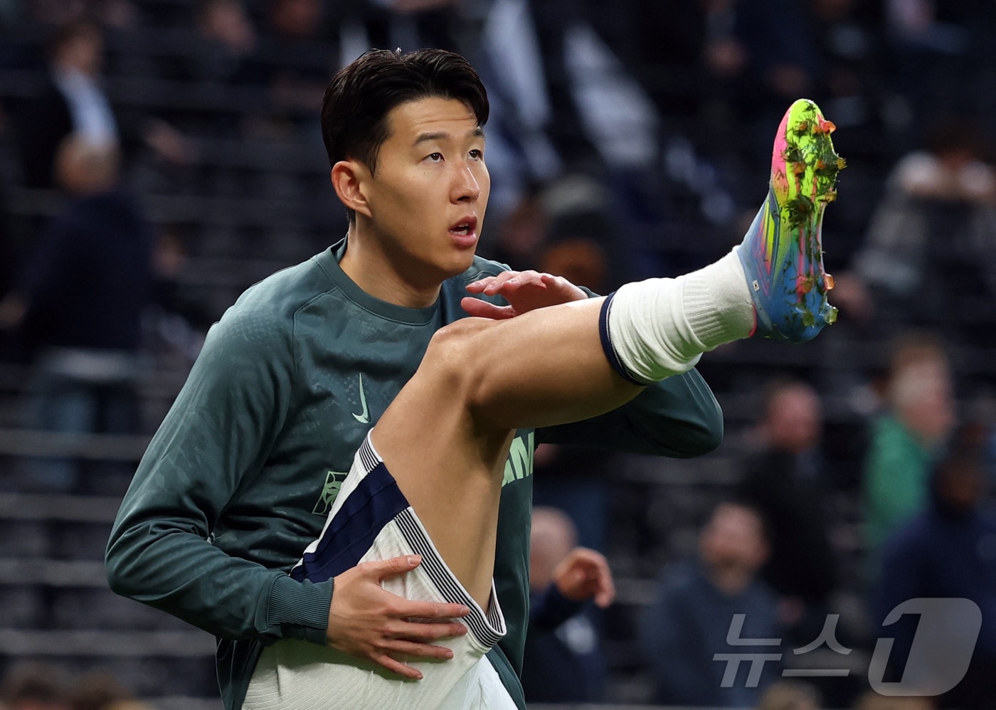 토트넘의 손흥민이 10일(현지시간) 런던의 토트넘 홋스퍼 스타디움에서 열린 UEFA 유로파리그 8강 1차전 프랑크푸르트와 경기에 앞서 워밍업을 하고 있다. 2025.04.11 ⓒ 로이터=뉴스1 ⓒ News1 우동명 기자