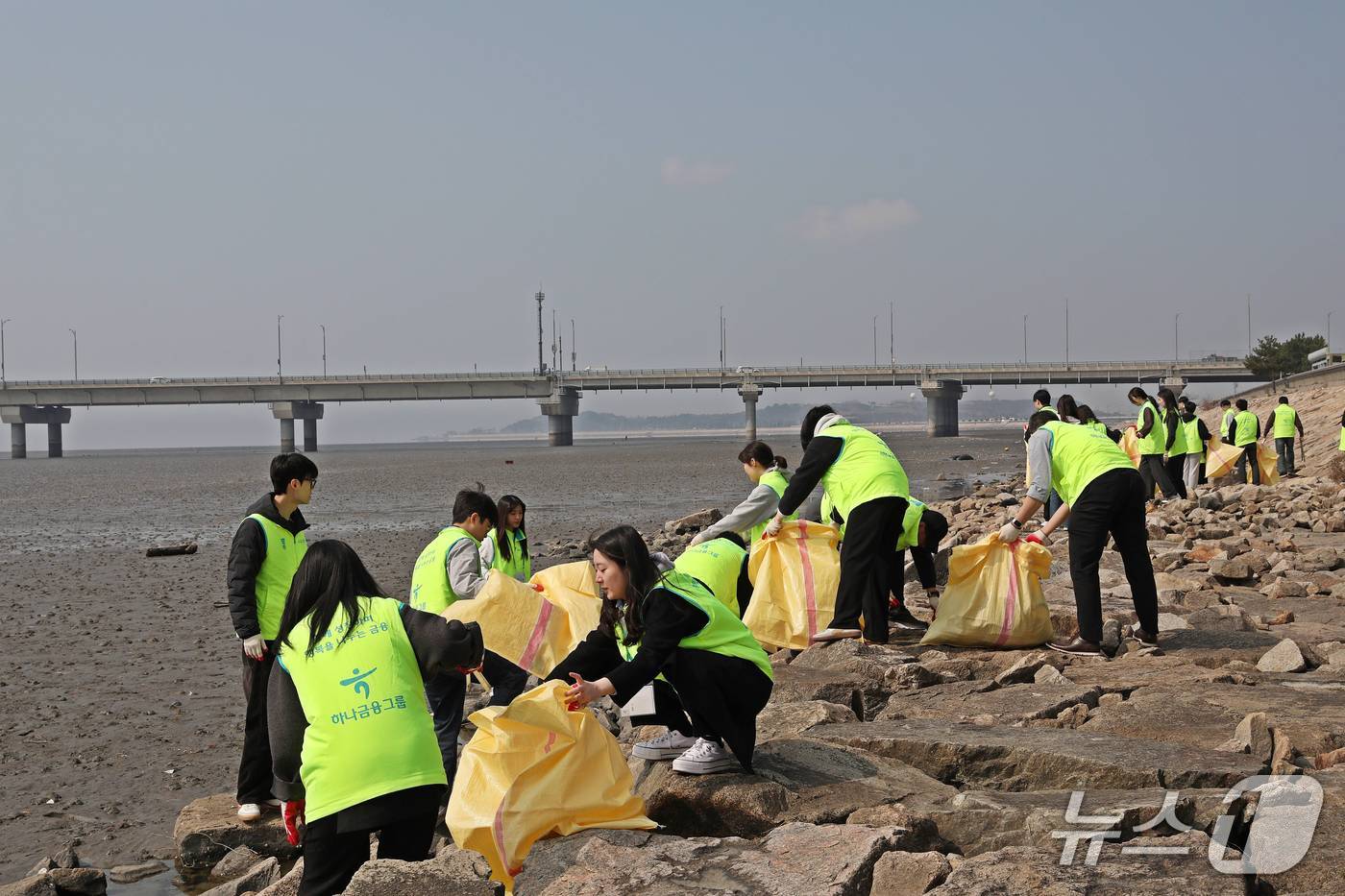 하나생명(대표 남궁원)과 하나금융티아이(대표 박근영)는 지난 10일 인천 영종도 해안 일대에서 양사 신입사원들이 함께 모인 가운데 영종도 해안 플로깅 사회공헌 활동을 진행했다./사진제공=하나생명
