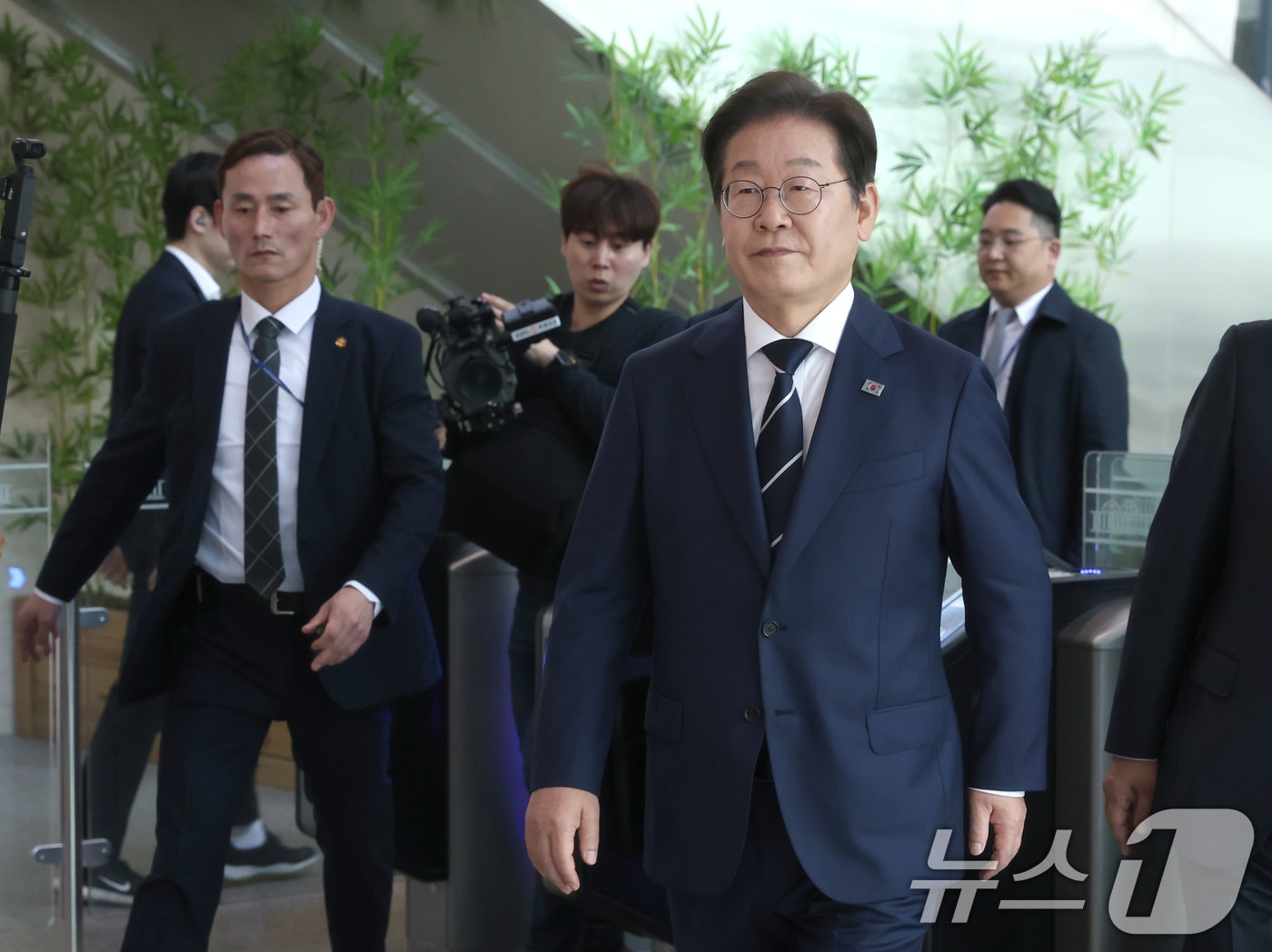 제21대 대통령선거에 출마를 선언한 이재명 전 더불어민주당 대표가 11일 오전 서울 여의도 국회 소통관에서 비전 및 캠프 인선을 발표를 마친 후 기자회견장을 나서고 있다. (공동취재) 2025.4.11/뉴스1 ⓒ News1 이재명 기자