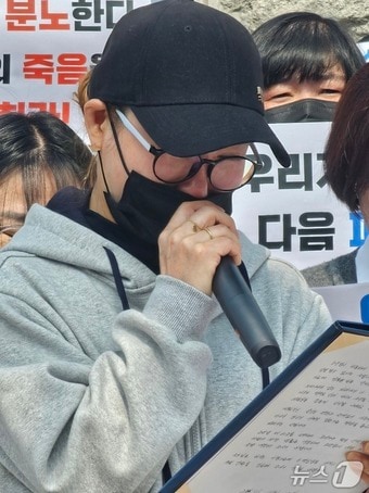 사천 크리스마스 살해 사건&#39;의 10대 여성 피해자의 엄마 박모씨가 10일 창원지방법원 진주지원 앞에서 딸에게 보내는 편지를 읽고 있다. 2025.4.10/뉴스1 한송학기자