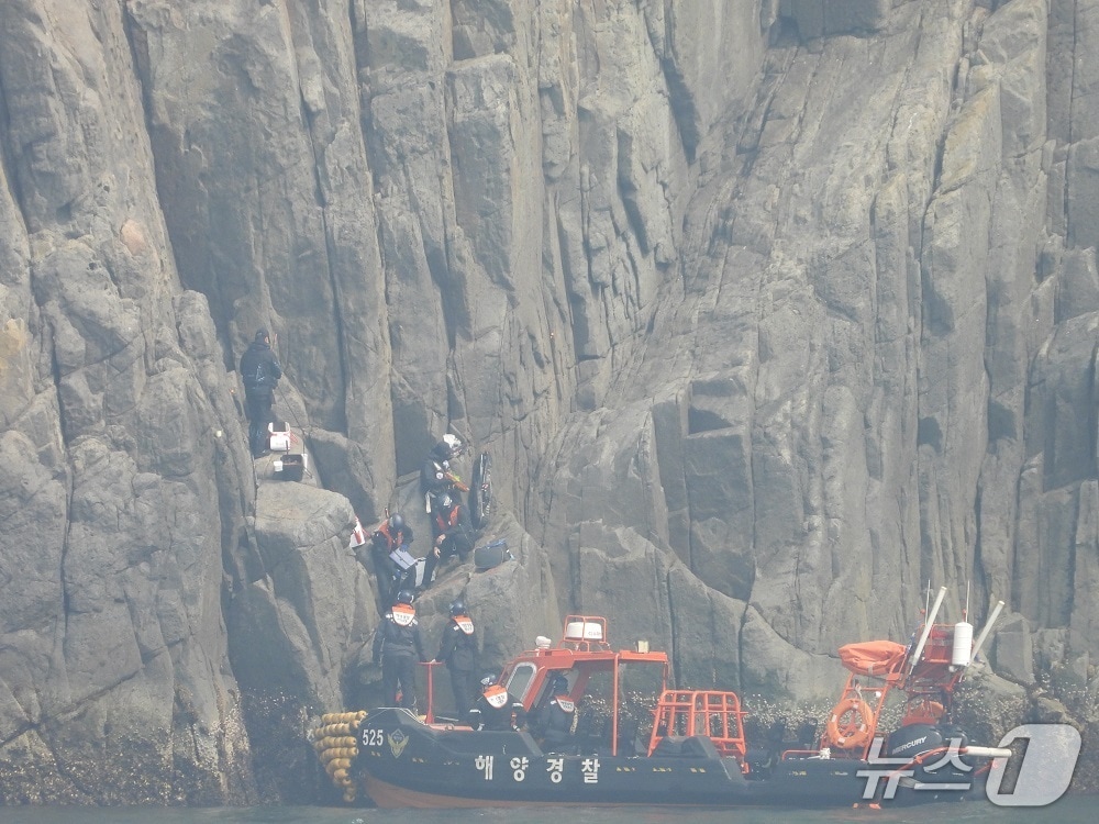 지난 9일 낚시 금지 구역인 제주 추자도 직구도에서 낚시를 하던 낚시객 2명이 단속되고 있다.(제주해양경찰서 제공. 재판매 및 DB 금지)