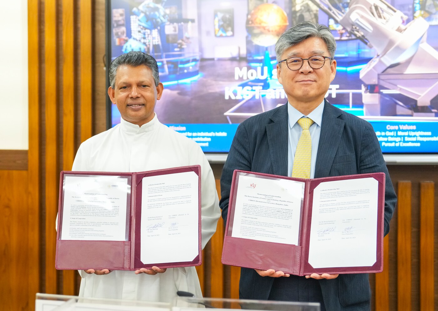오상록 KIST 원장(오른쪽)과 Jose C C 인도 크리스트 대학 총장이 업무협약식을 마치고 기념촬영을 하고 있다.(한국과학기술연구원 제공)
