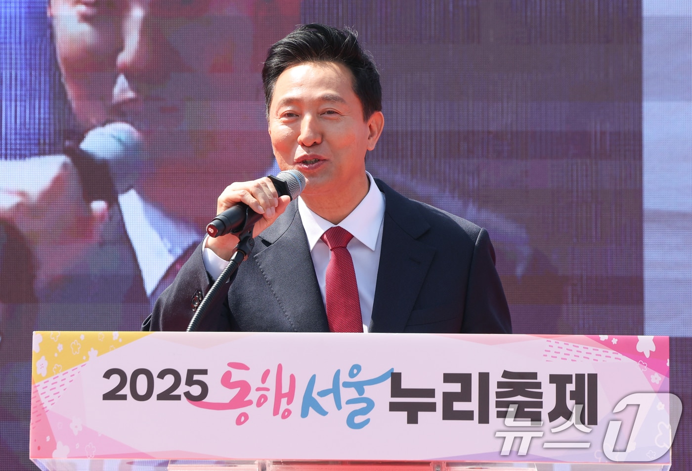 오세훈 서울시장이 11일 서울 여의도공원 문화의 마당에서 열린 2025년 동행서울 누리축제에서 축사를 하고 있다. 2025.4.11/뉴스1 ⓒ News1 허경 기자