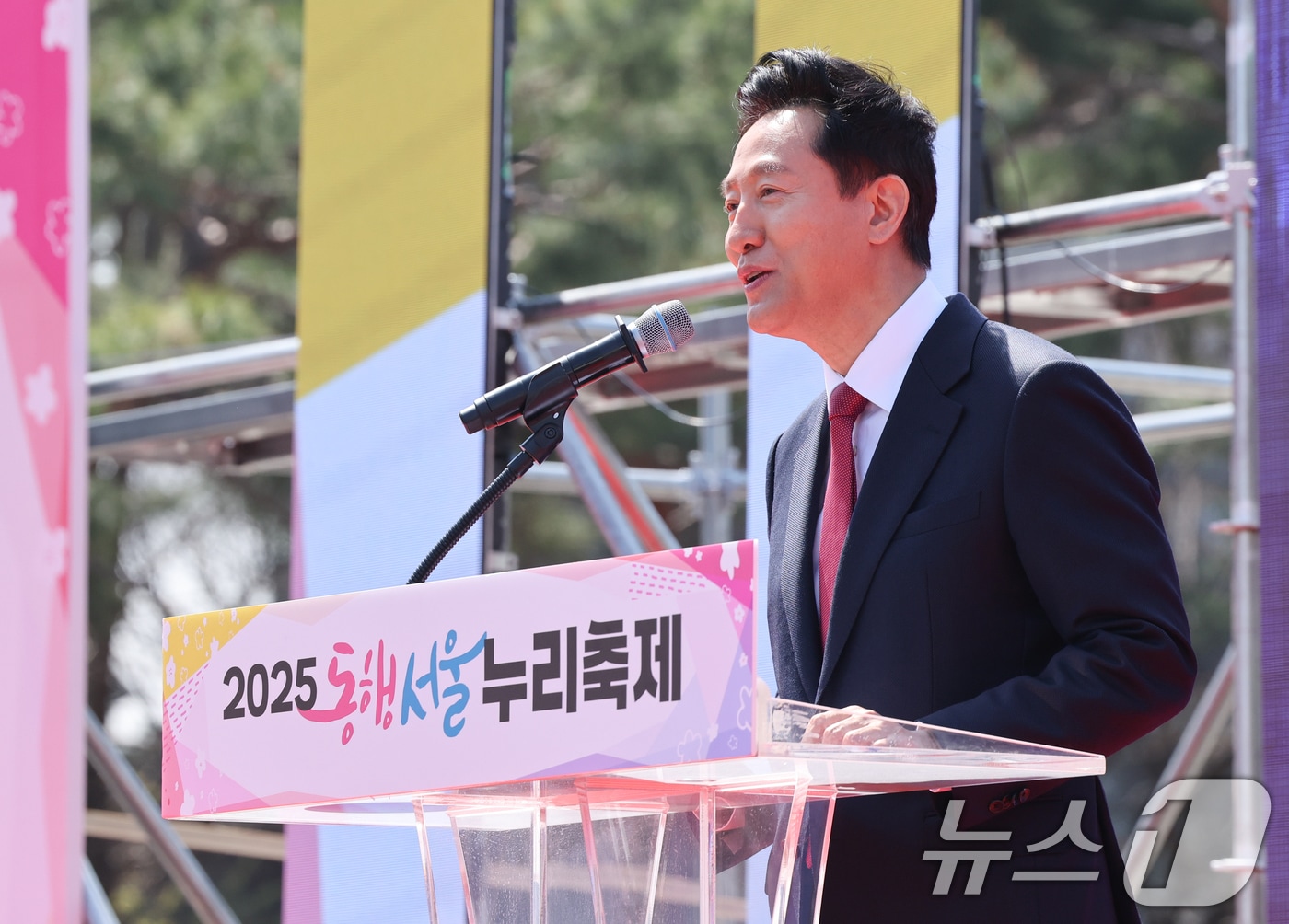 오세훈 서울시장이 11일 서울 여의도공원 문화의 마당에서 열린 2025년 동행서울 누리축제에서 축사를 하고 있다. 2025.4.11/뉴스1 ⓒ News1 허경 기자