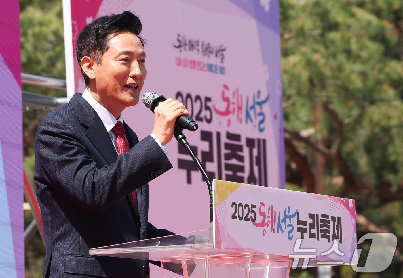 오세훈 서울시장이 11일 서울 여의도공원 문화의 마당에서 열린 2025년 동행서울 누리축제에서 축사를 하고 있다. 2025.4.11/뉴스1 ⓒ News1 허경 기자