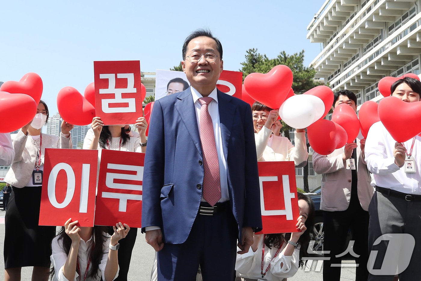 대권에 도전하는 홍준표 대구시장이 11일 오전 대구 북구 대구시청 산격청사에서 퇴임식을 마친 뒤 풍선을 들고 배웅 나온 직원들과 마지막 기념촬영을 하고 있다. 2025.4.11/뉴스1 ⓒ News1 공정식 기자