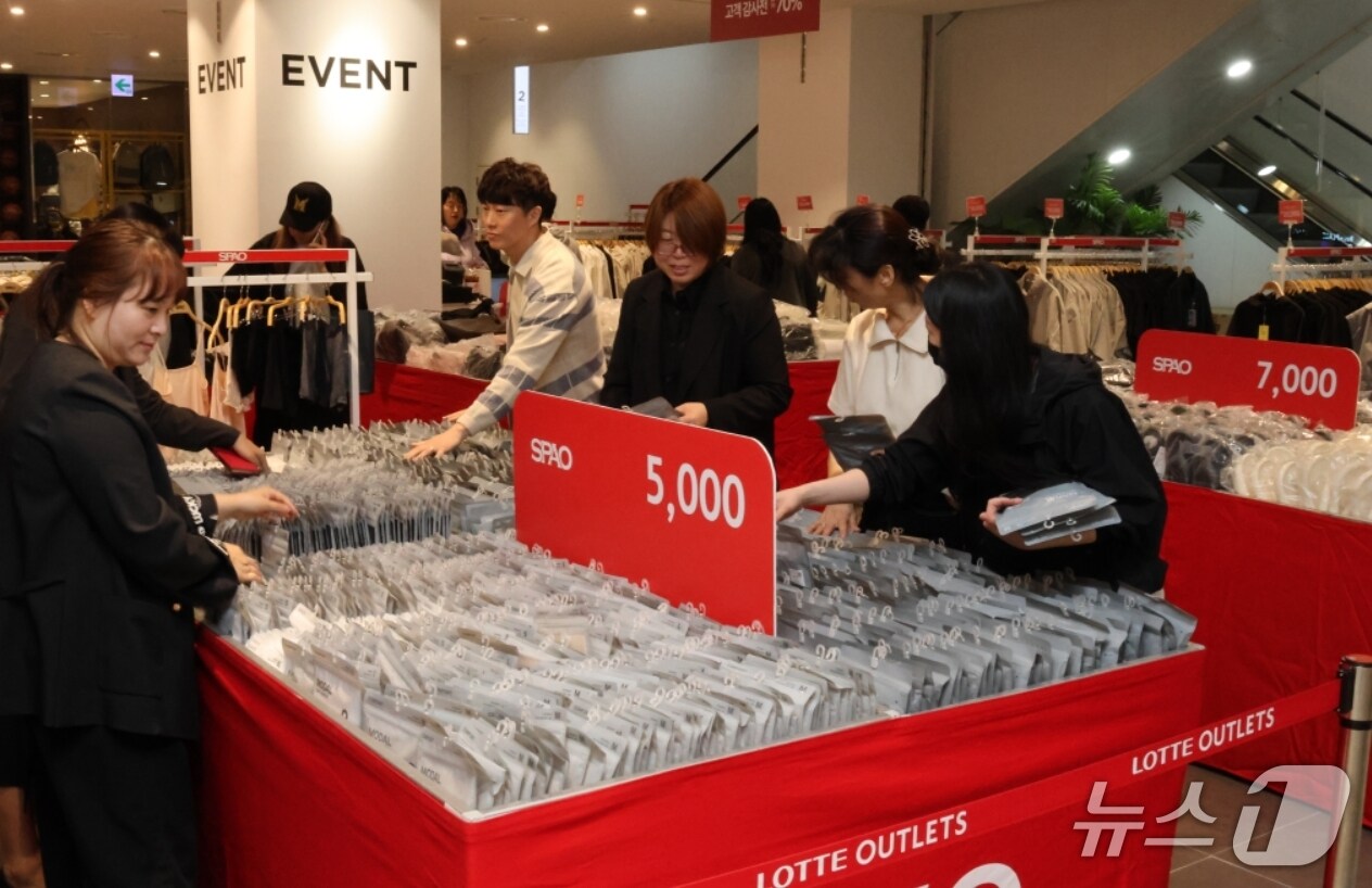 롯데아울렛 율하점 2층 특설행사장에서 '스파오 창고 대개방전' 행사가 열리고 있다.(롯데백화점 제공. 재판매 및 DB 금지)