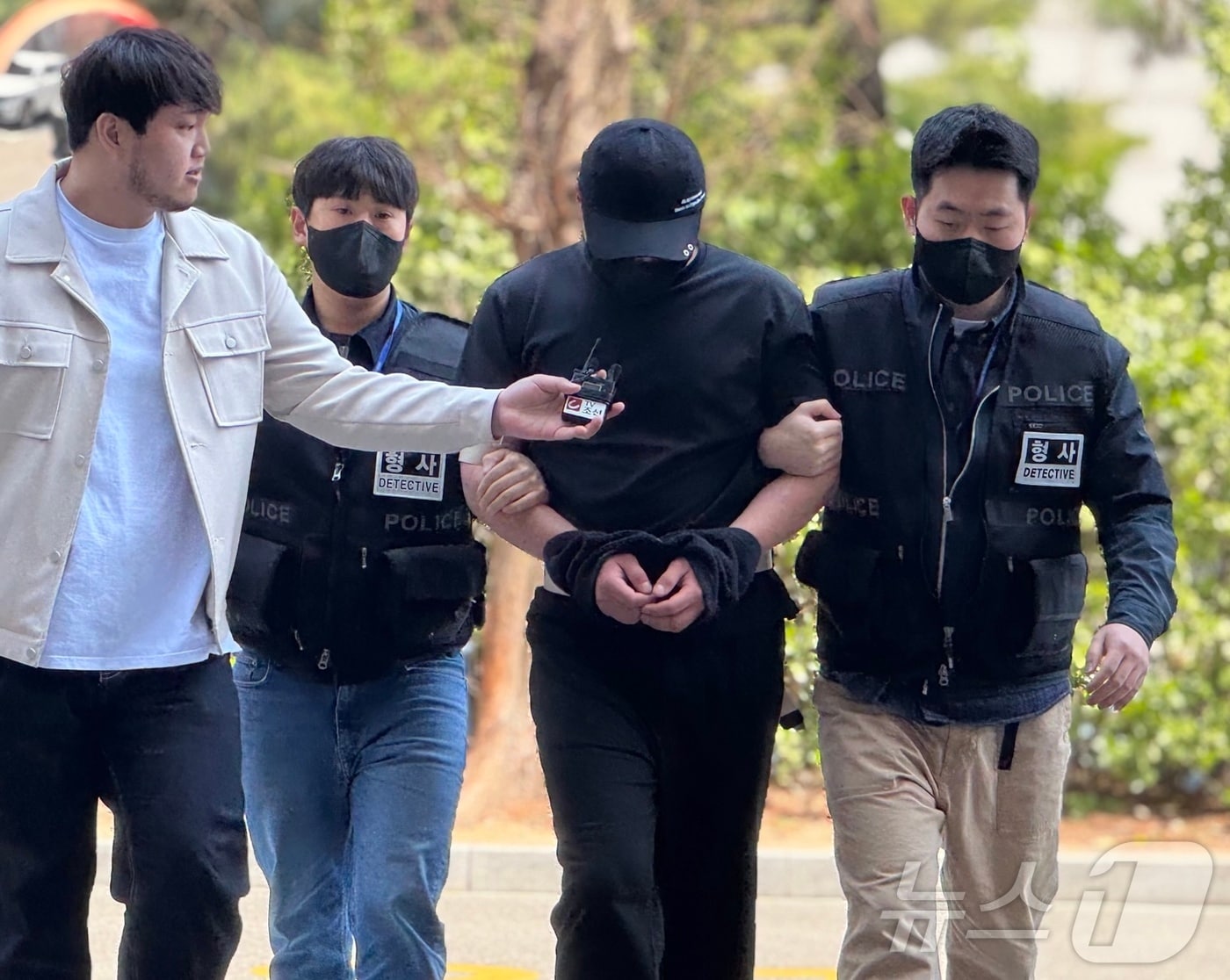 추행 등 목적 약취유인 혐의를 받는 20대 우즈베키스탄 국적 A 씨는 11일 오후 1시 35분쯤 인천 미추홀구 소재 인천지법 영장 심사장에 구속 전 피의자 심문(영장실질심사)을 받기 위해 모습을 드러냈다.2025.4.11 2025.4.11/뉴스1 ⓒ News1 박소영 기자