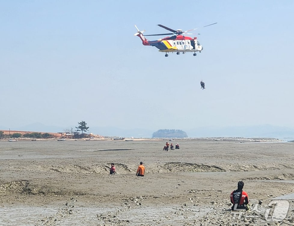 목포항공대가 11일 전남 무안군에서 갯벌에 고립된 60대 여성을 구조하고 있다.(목포해경 제공. 재판매 및 DB 금지) 2025.4.11