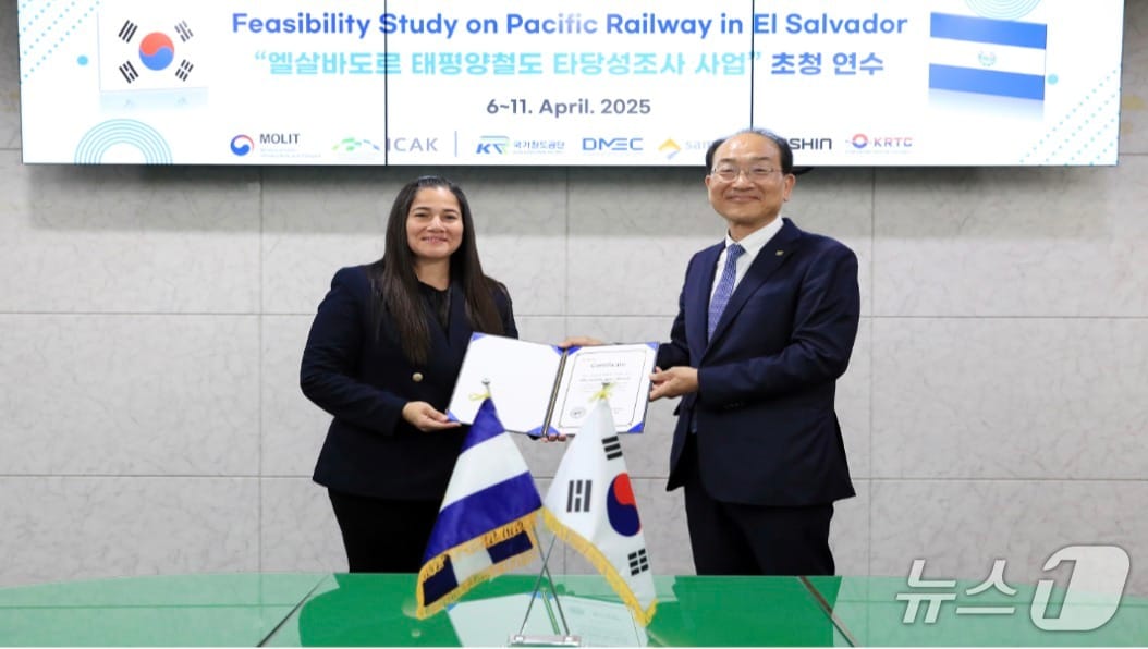 이성해 국가철도공단 이사장(오른쪽) 이 알바 누네즈 엘살바도르 공공사업교통부 협력국장과 태평양 철도 타당성 조사 사업에 대한 연수를 마친 뒤 기념촬영을 하고 있다. (철도공단 제공. 재판매 및 DB금지) /뉴스1