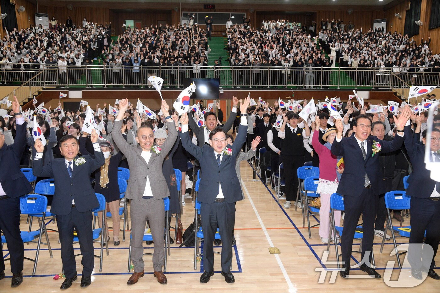 고광완 광주시 행정부시장이 11일 오전 광주 숭일고등학교 대강당에서 열린 제106주년 대한민국 임시정부 수립 기념식 참석자들과 만세 삼창을 하고 있다.(광주시 제공. 재판매 및 DB 금지) 2025.4.11/뉴스1